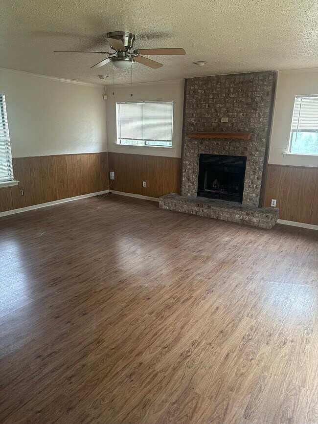 Foto del edificio - 511 Highcrest Dr