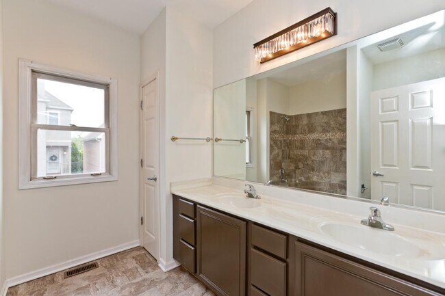 Foto del edificio - 3 bedroom in Chicago IL 60646