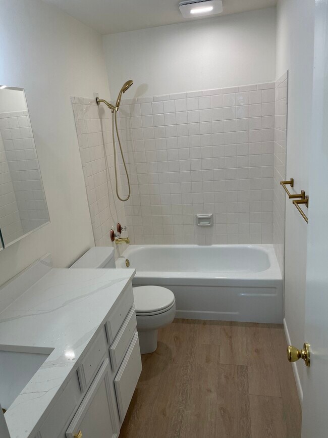 Master Bathroom - 4511 S Oak Dr