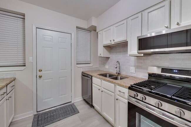 Building Photo - 1 W Oak Ave