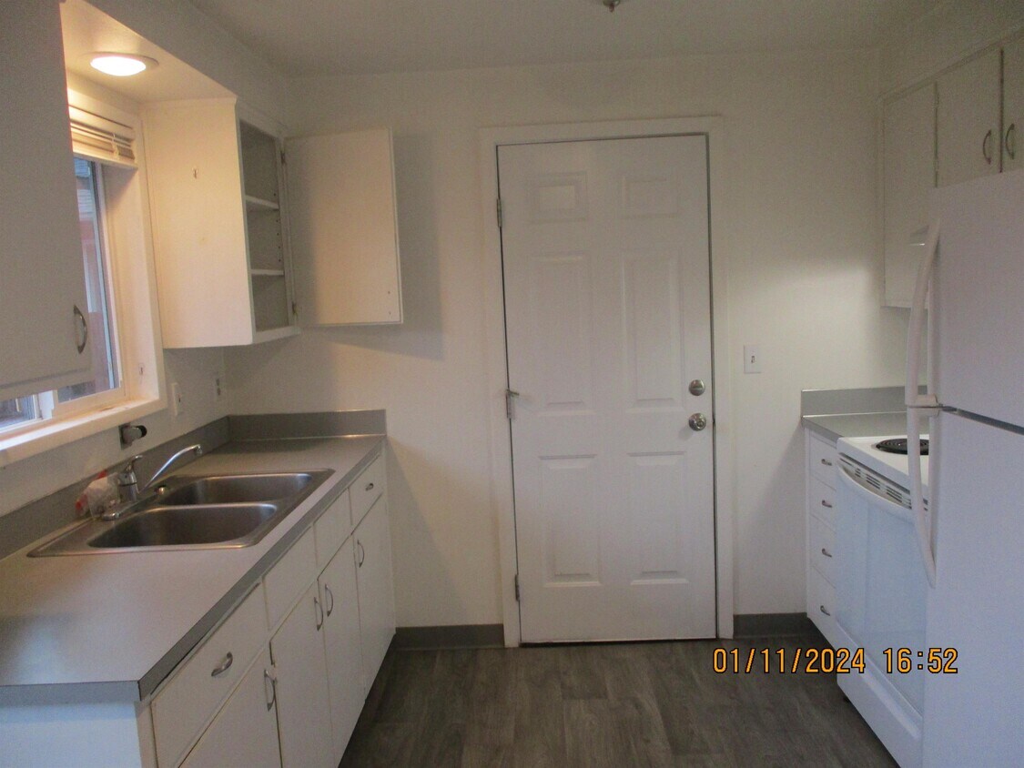 Primary Photo - 590 67th St
