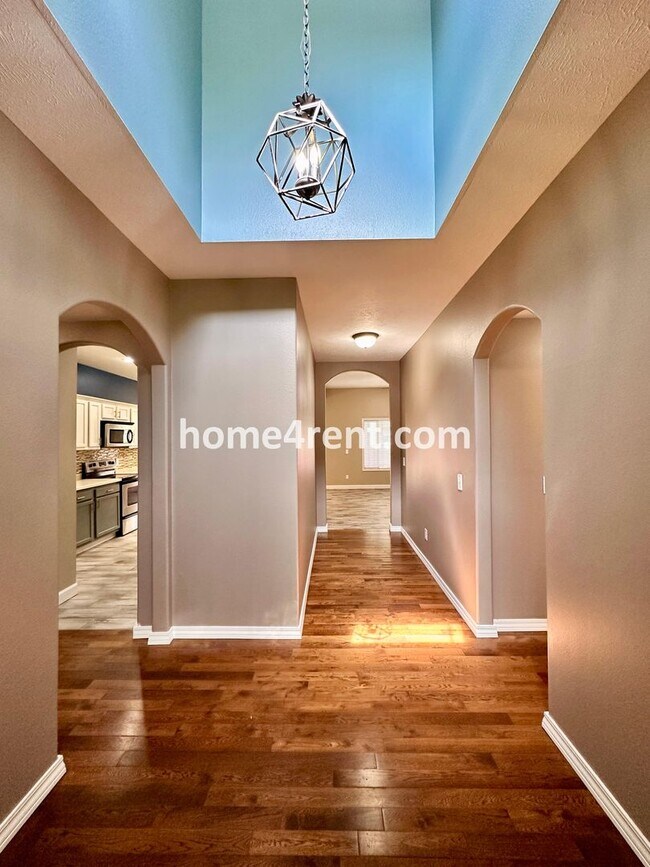 Building Photo - Beautiful Ranch Style Home, Vaulted Ceilin...