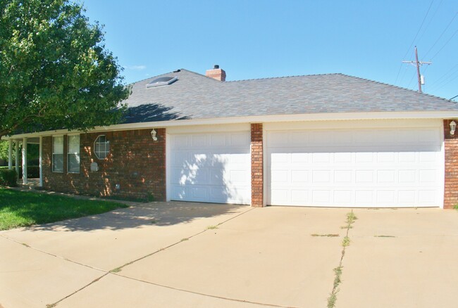 Building Photo - 4 Bed Home, 3 Car Garage! Zia School Distr...