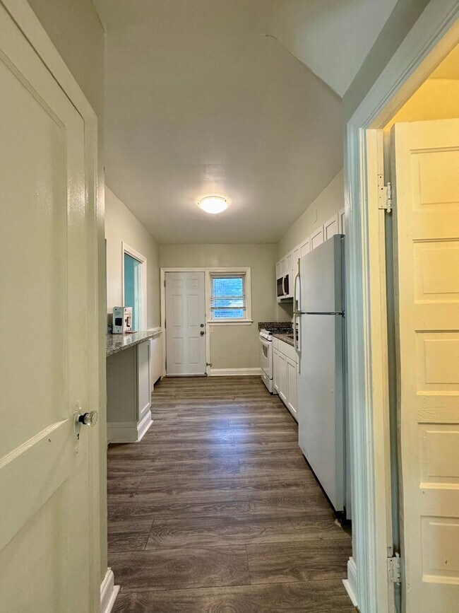 Building Photo - Charming 3 Bedroom/3 Bathroom Townhome in ...