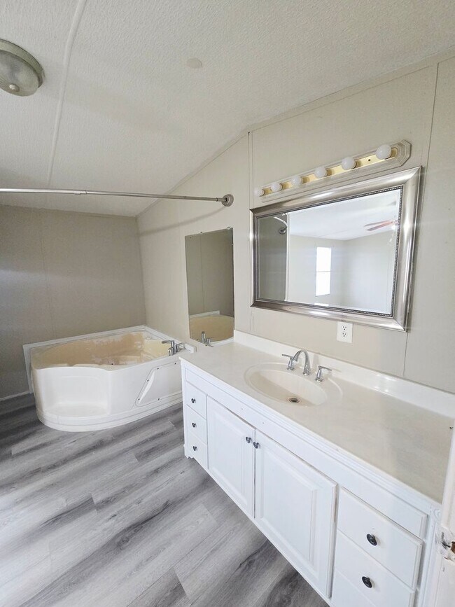 Foto del edificio - 3 bedroom, 2 bath Mobile Home in Yorktowne