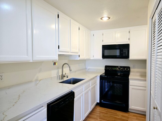 Building Photo - Spacious Townhome in Fairview