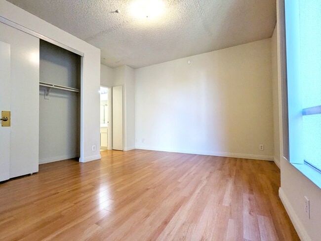 Building Photo - 553 S St Andrews Pl
