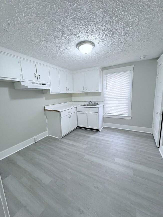 Foto del edificio - Charming 2 Bed 1 Bathroom in Warren Ohio!