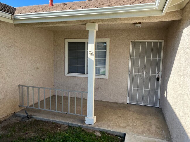 Building Photo - SE Visalia home coming soon!!
