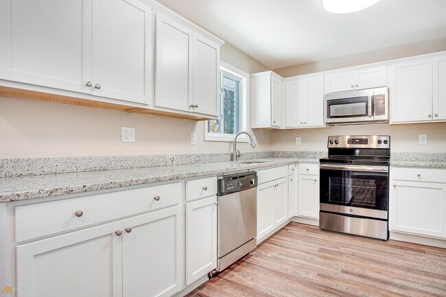 Building Photo - 733 San Fernando Dr