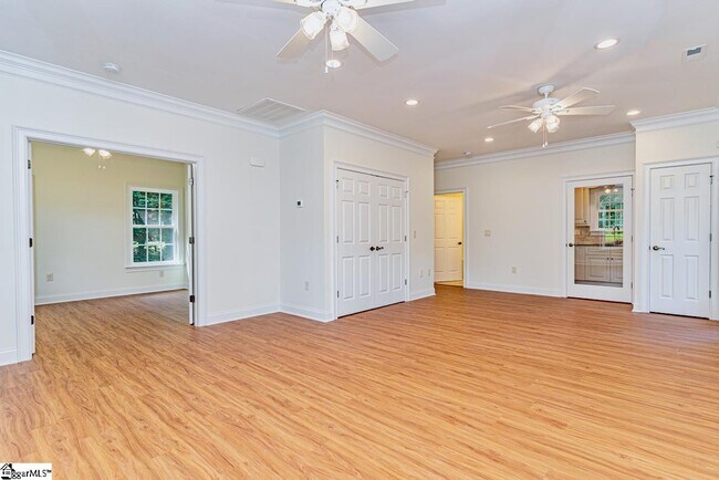 Building Photo - 225 Hunt Club Dr