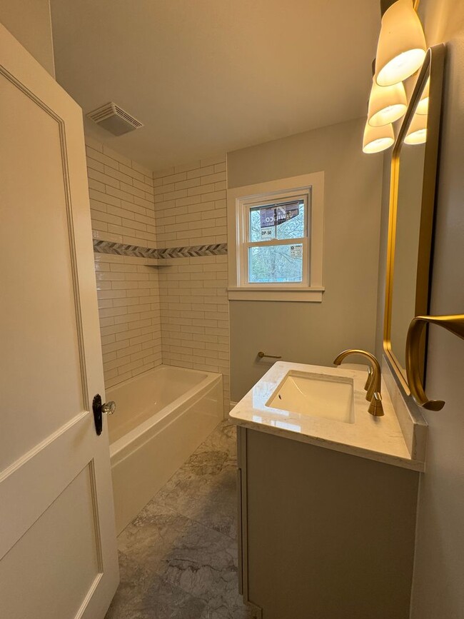 Building Photo - Spectacular Renovation!