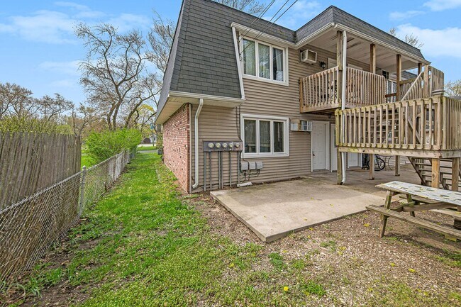 Building Photo - $799 One Bedroom Apartment in Fourplex! As...