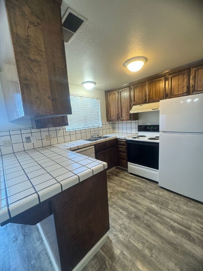 Foto del edificio - Two Bedroom Townhome Available mid-November