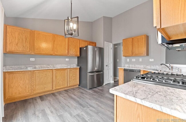 Building Photo - 533 Metropolitan St