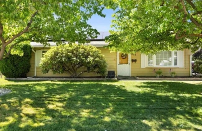 Foto del edificio - Spacious 4-Bedroom Home with Solar Panels in Richland