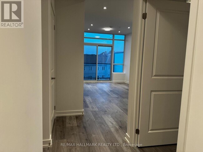 Photo du bâtiment - 1010 Dundas St E