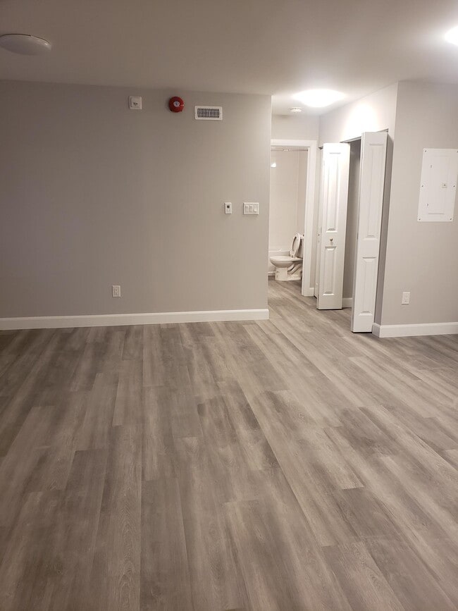 Building Photo - 772 Stirling Av S