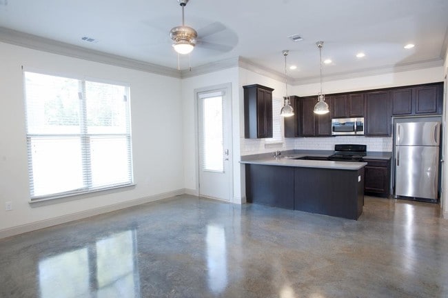 Building Photo - 81 Calhoun St