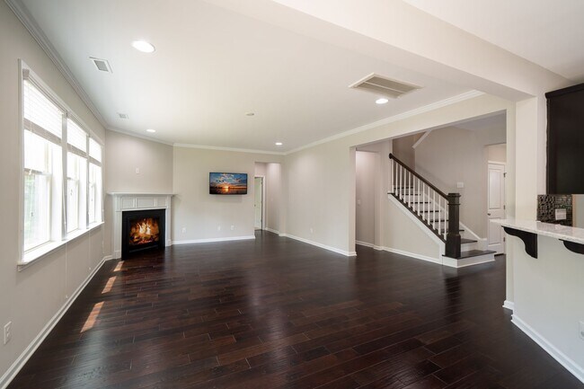 Building Photo - Spacious 6-Bedroom/4.5-Bathroom Home in Hi...