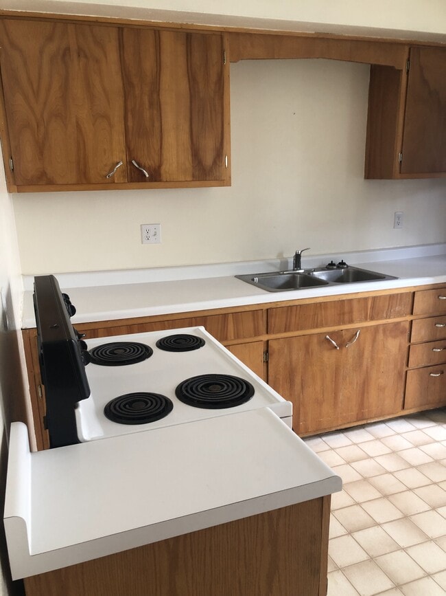 Kitchen pic 1 - 633 S 11th St