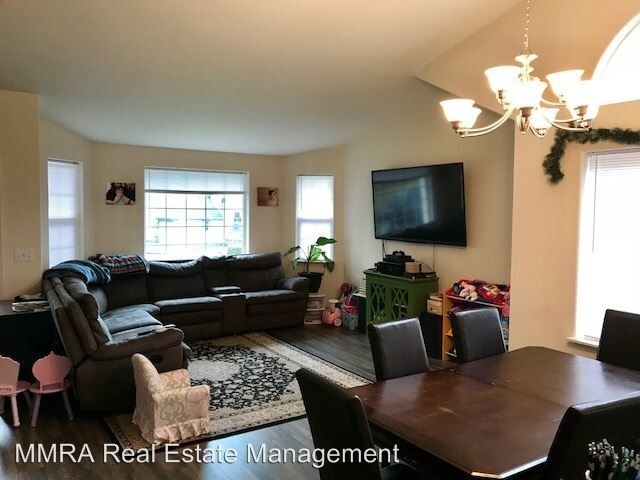 Foto principal - 5 br, 2 bath House - 832 BLUEBERRY LN.