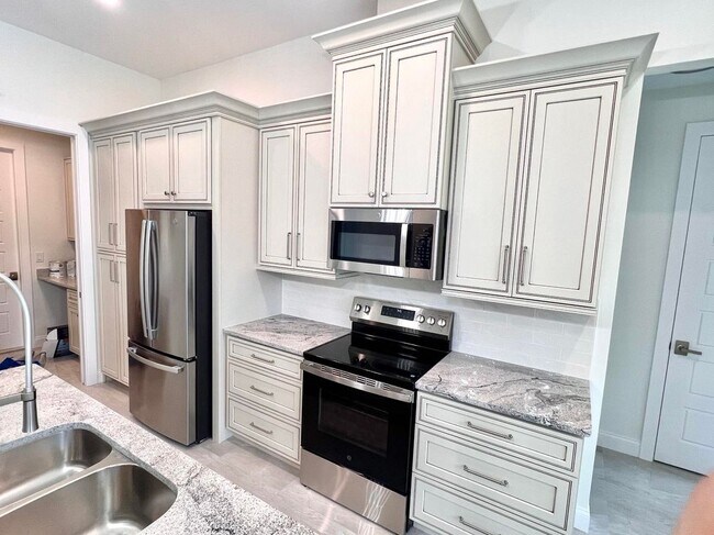 Building Photo - 55 Rotonda Cir