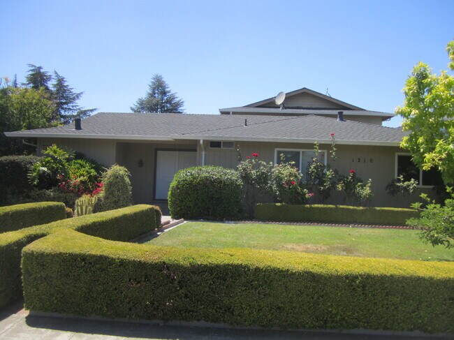 Building Photo - 1210 Halford Ave