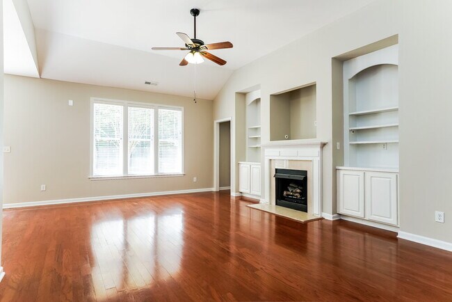 Foto del edificio - 236 Haywood Ln