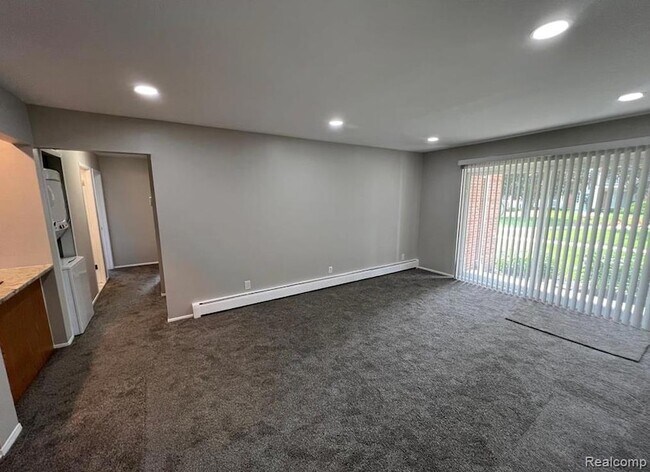 Foto del edificio - 2445 Torquay Ave