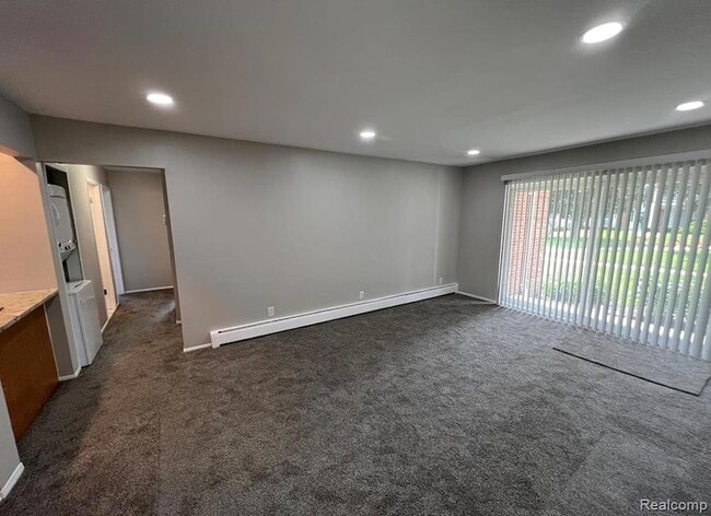 Building Photo - 2445 Torquay Ave