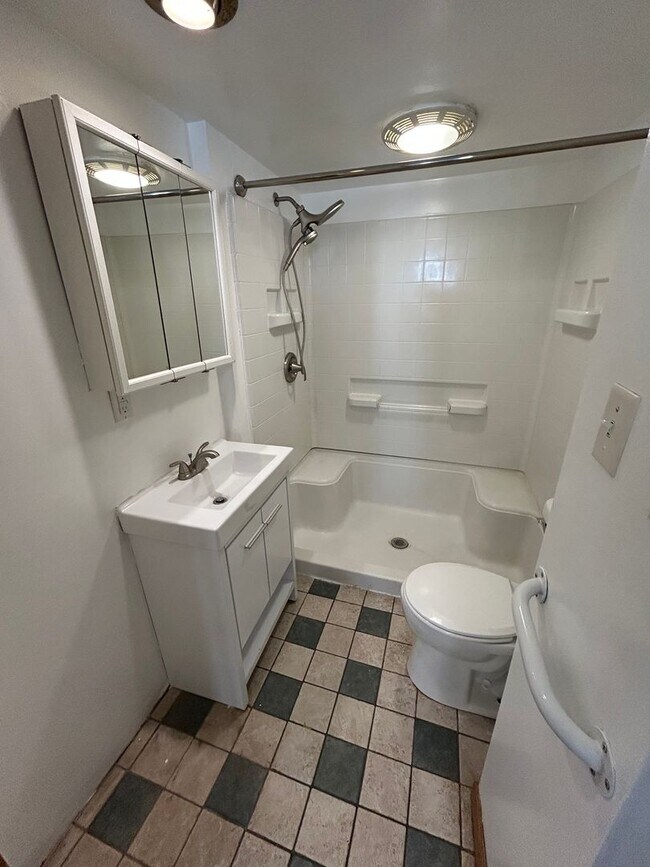 Foto del edificio - Nice-sized 2-bedroom 1-bath home with a la...