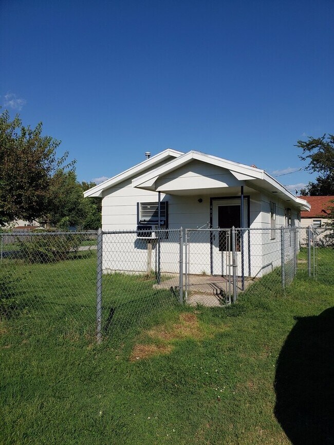 Building Photo - Nestled in the heart of Shawnee!