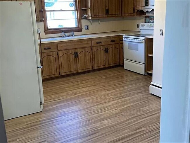 Building Photo - Freshly painted, refinished fl