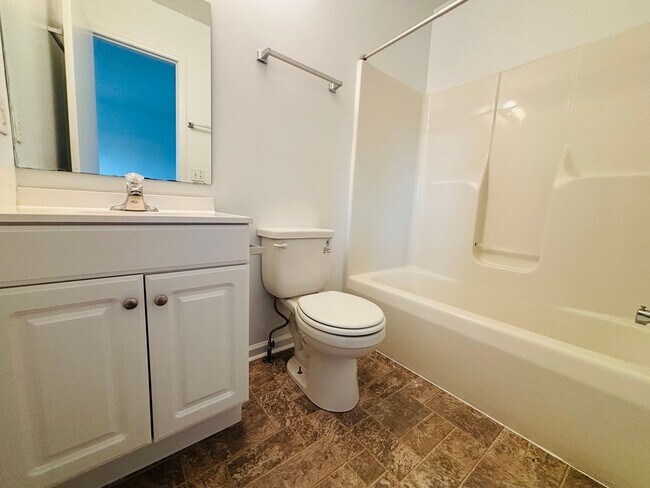 Building Photo - 1152DM - 1425/1427 Sandy Circle- M