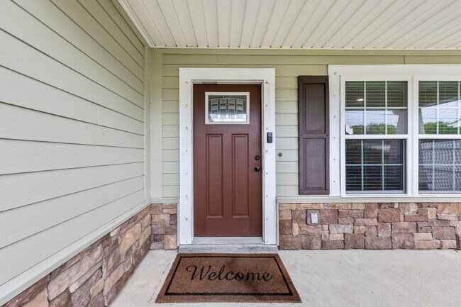 Foto del edificio - Spacious townhome in IDEAL location!!!