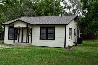 Building Photo - 2021 Ducros St