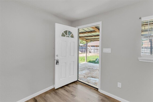 Building Photo - 1211 Trimm Ave
