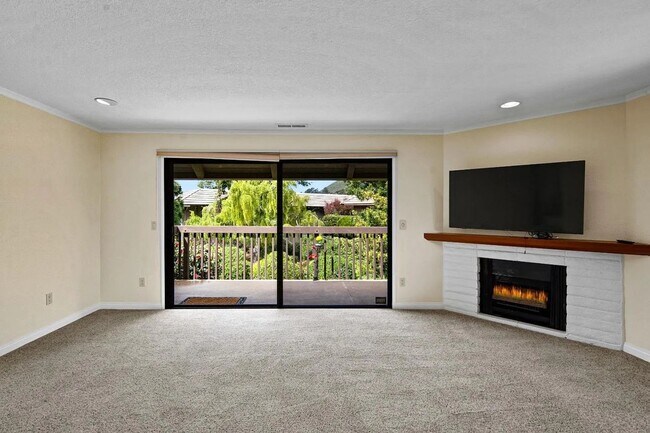 Foto del edificio - 2 bedroom 2 bath Condo in Beautiful Carmel...