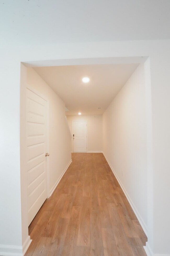 Foto del edificio - Available Soon!