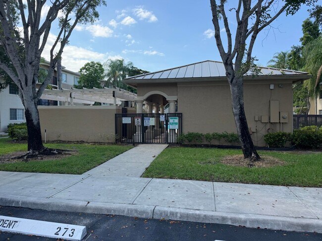 Foto del edificio - 1500 Crestwood Ct S