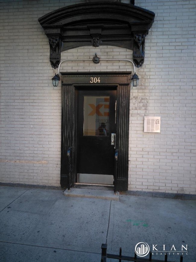 Building Photo - 304 W 10th St