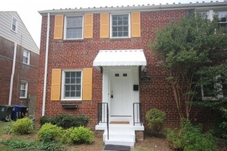 Building Photo - 712 N Oakland St