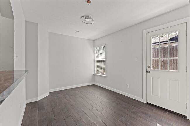 Building Photo - 521 Cole Ave