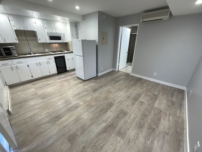 Building Photo - Studio Apartment - Parking included-Open House Tuesday at 5pm