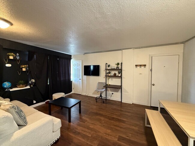 Foto del edificio - MOVE-IN READY Cozy Studio on South Broadway!!