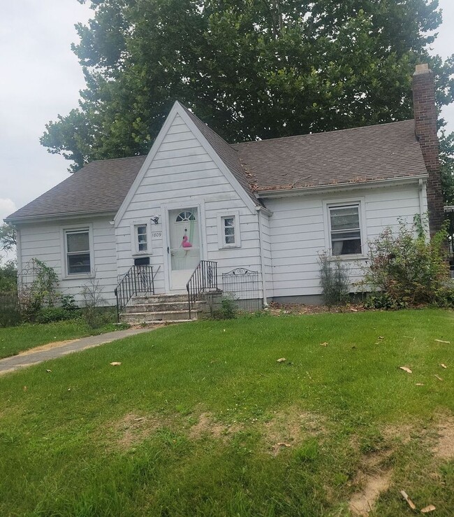 Building Photo - 1809 N Reserve St