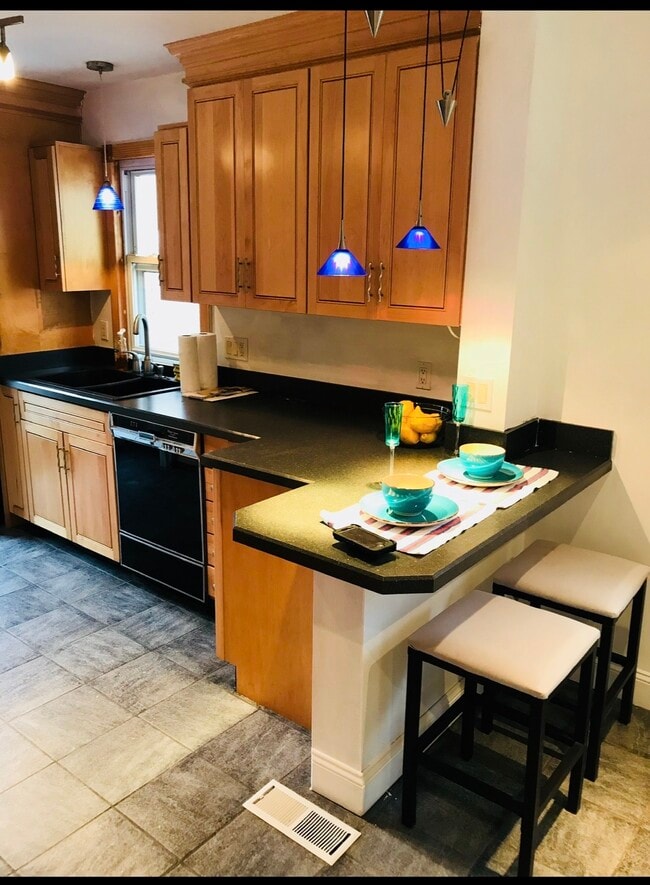 Building Photo - 137 W Johnson Ave