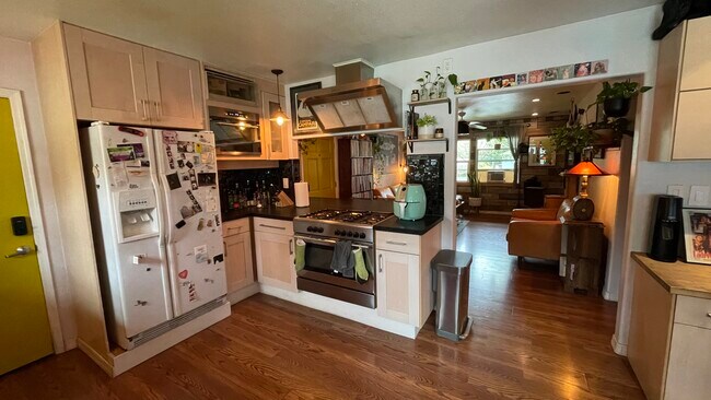 Huge kitchen - 5823 Bowcroft St