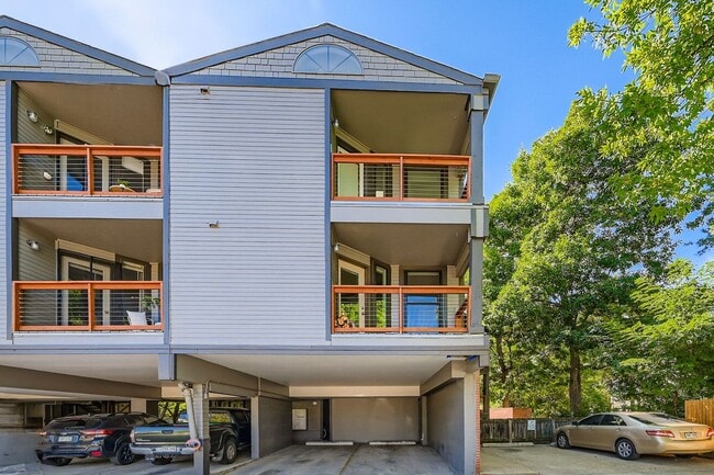 Building Photo - 910 Portland Pl